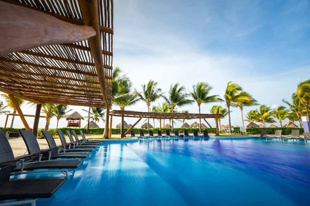 cancun-emerald-coast-pool