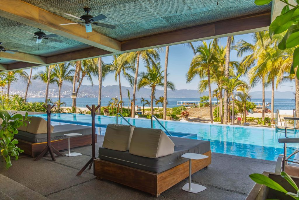 vallarta-friendly-escape-infinitypool